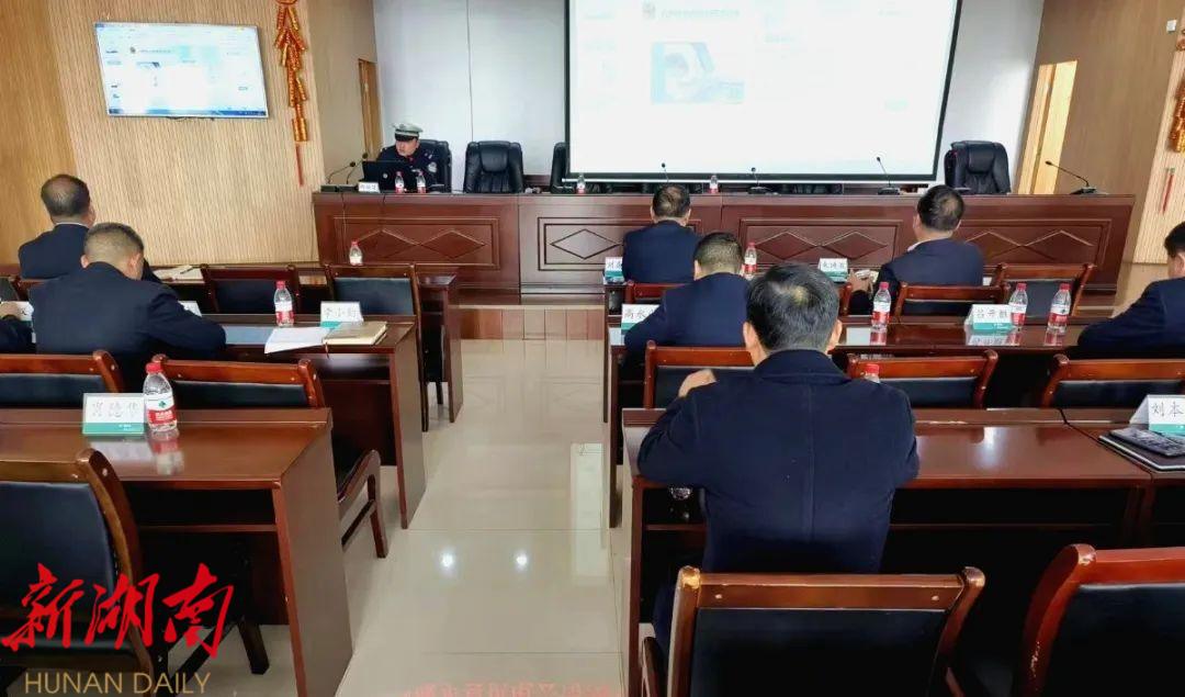 城步交警大队:走进企业送交规话安全_邵阳头条网